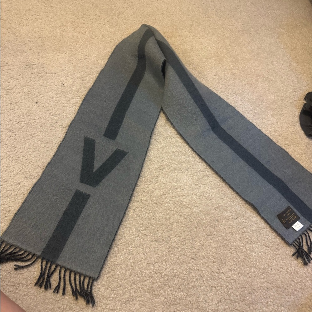 Louis Vuitton Black and Gray Designer Men's Scarf - Picture 2 of 3